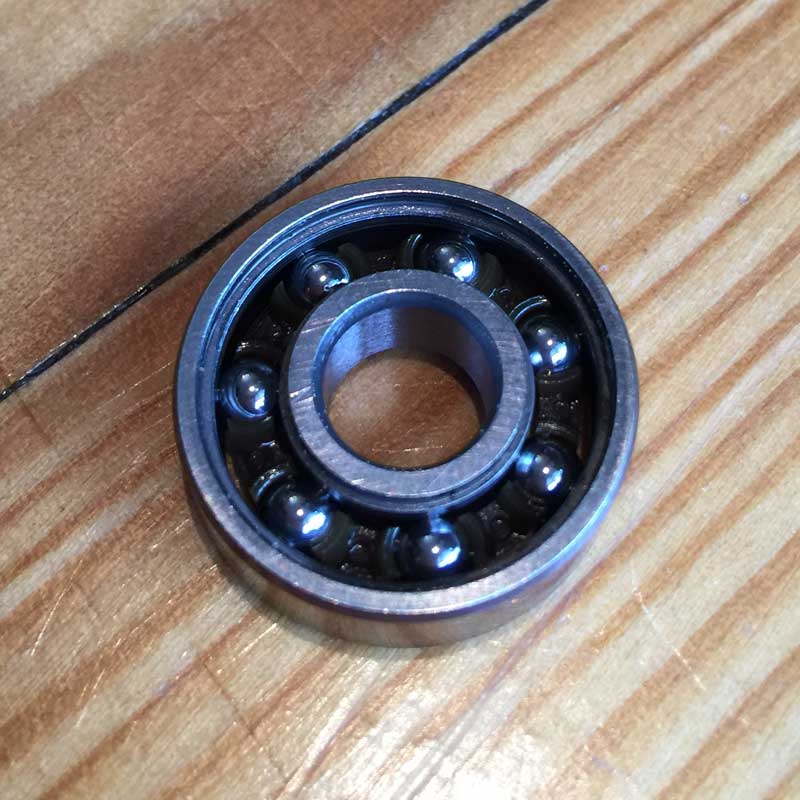 Plastic retainer skate bearing